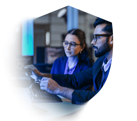 Imagen de un hombre y una mujer observando una computadora